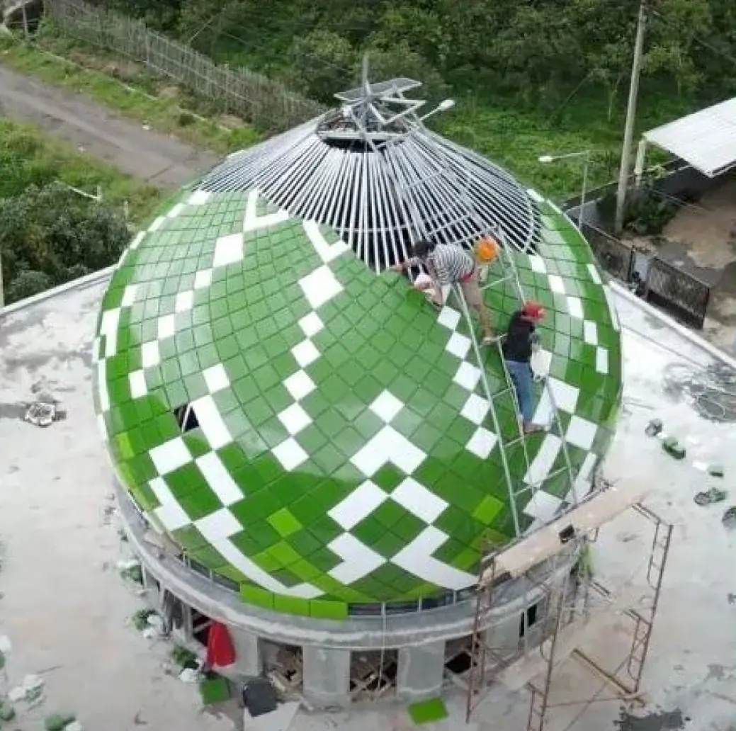 Proses pemasangan kubah